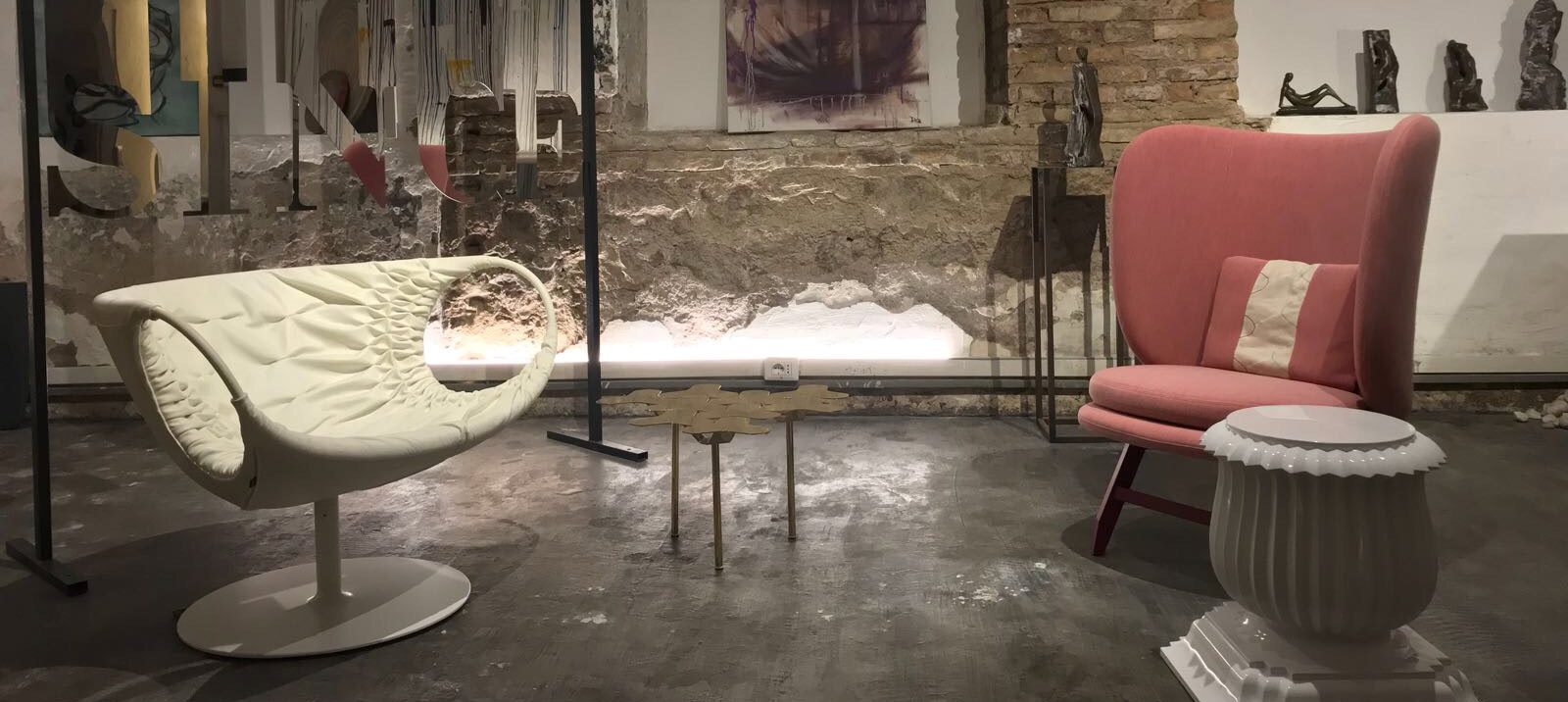 Ambiente arredato da Bistolfi: sedute, tavolini e complementi