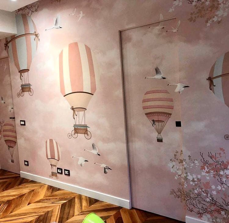 Progetto Bistolfi: parete decorata con mongolfiere e parquet a spina