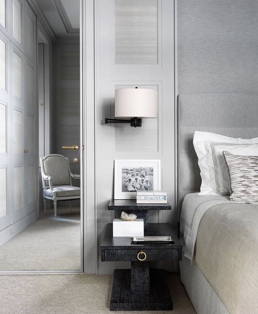 Progetto Bistolfi: camera da letto padronale con boiserie e comodini su misura