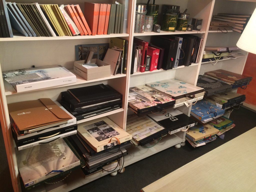 Scaffali con i campionari di tessuti e pelli nello showroom Bistolfi