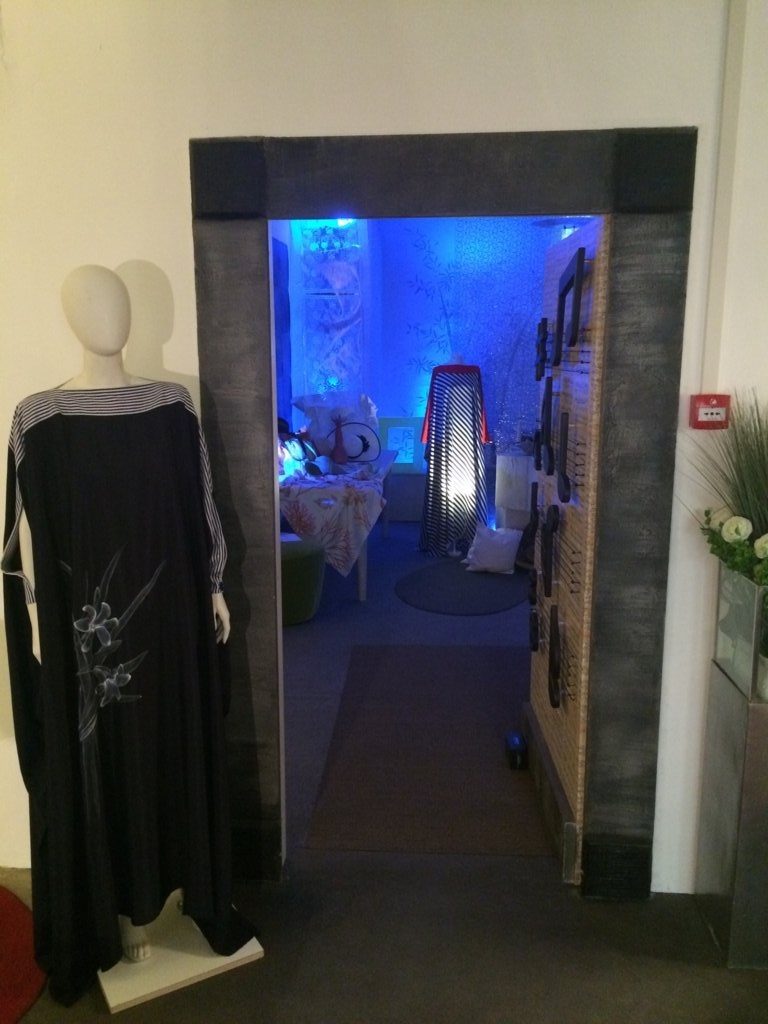 Ingresso dello showroom Bistolfi allestito per una serata
