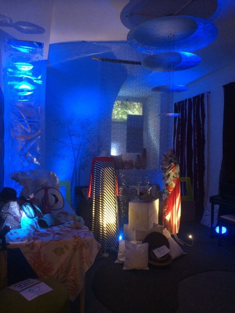 Allestimento serale nello showroom Bistolfi, con luci colorate
