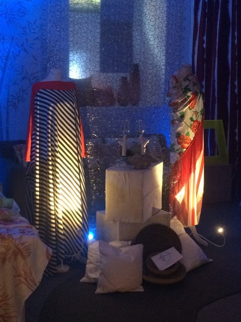 Lampada scultorea illuminata durante un evento nello showroom Bistolfi