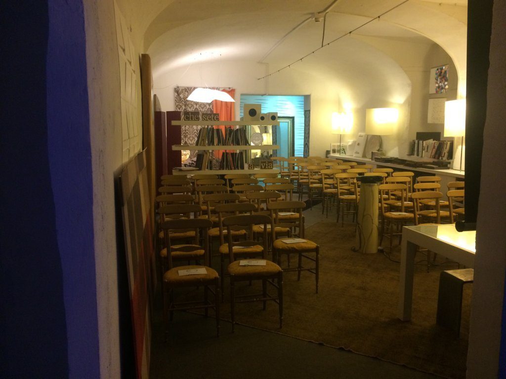 Sala dello showroom Bistolfi con tavolo e sedute