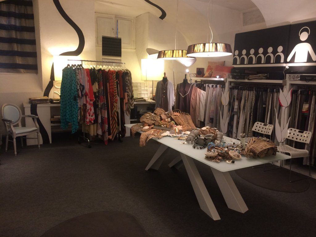 Espositori di tessuti e tendaggi nello showroom Bistolfi