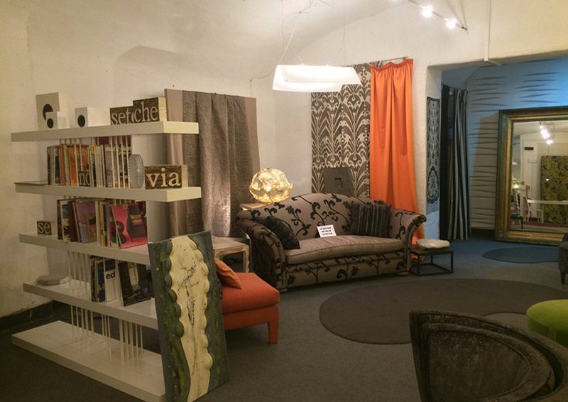 Ambiente dello showroom Bistolfi con libreria e complementi