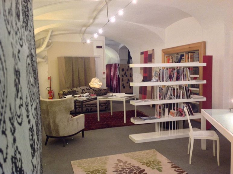 Arredi e specchi esposti nello showroom Bistolfi