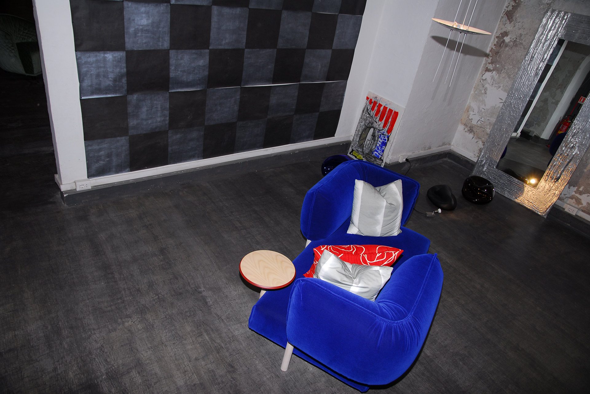 Seduta blu e complementi in un ambiente dello showroom Bistolfi