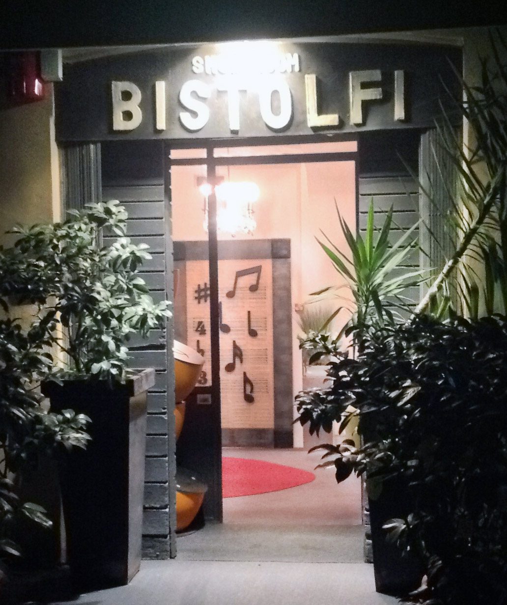 La vetrina dello showroom Bistolfi in viale Regina Margherita, a Roma, con l’insegna e le piante all’ingresso